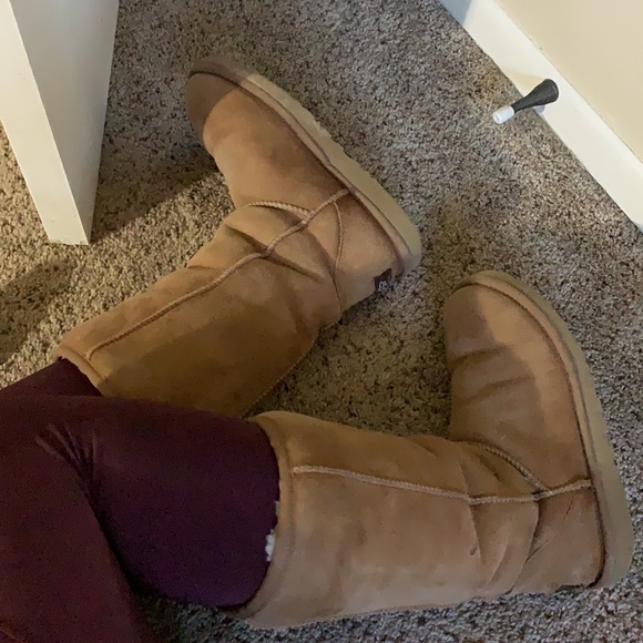 Chestnut Classic Tall Ugg’s - Picture 9 of 10